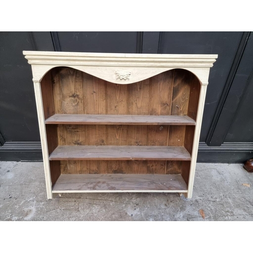 1123 - A painted pine hanging open bookcase, 95.5cm high x 92cm wide.