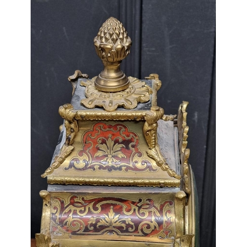 1264 - A good Louis XV style tortoisehell and Boulle mantel clock, 42cm high, with pendulum.... 