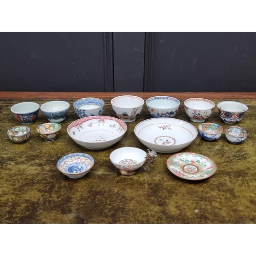 1389 - A collection of Chinese and other similar porcelain tea bowls and saucers, (s.d.). (17)... 