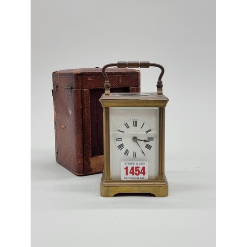 1454 - An antique brass carriage timepiece, height including handle 15cm, with winding key and leather trav... 