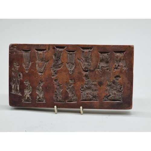 1483 - A 19th century treen mould, 23cm wide.