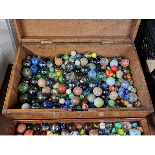 1490 - A large collection of antique marbles. 