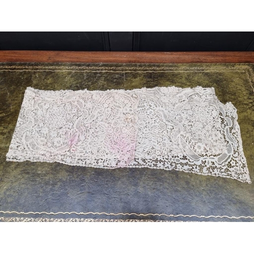 1509 - A quantity of Honiton and other lace. 