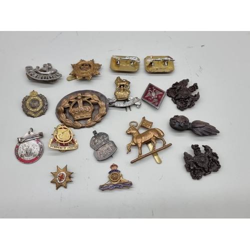 1541 - A collection of WWI and WWII military buttons, badges and related. 