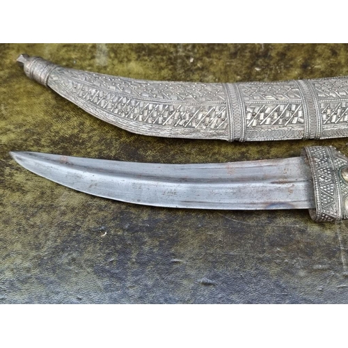 1662 - An Arabian jambiya and sheath, with 25cm blade.