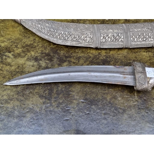 1662 - An Arabian jambiya and sheath, with 25cm blade.