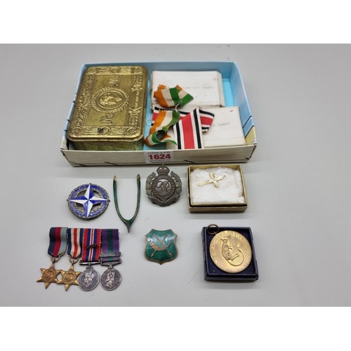 1624 - Medals: a WWI pair, to Lieut H C Puttick, in original packaging; together with christmas 1914 brass ... 