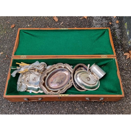 1690A - A quantity of silver plate, within a wooden travelling case.