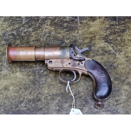 1693 - A Webley & Scott WWI British military signal pistol, dated 1917.With deactivation certificate da... 