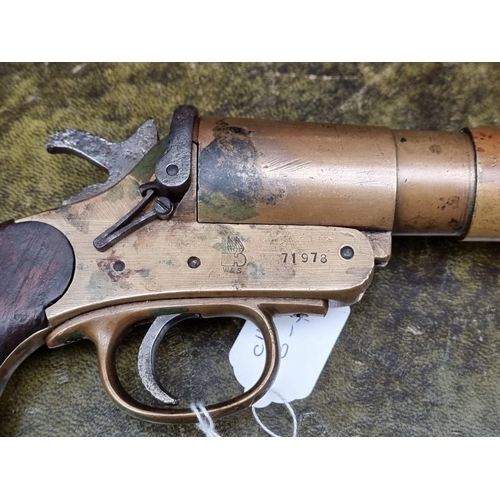 1693 - A Webley & Scott WWI British military signal pistol, dated 1917.With deactivation certificate da... 