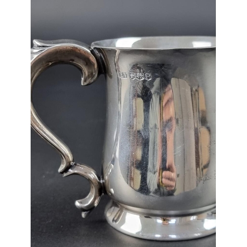 10 - A Georgian style silver tankard, by Viner's Ltd, Birmingham 1957, 10cm high, 239g.