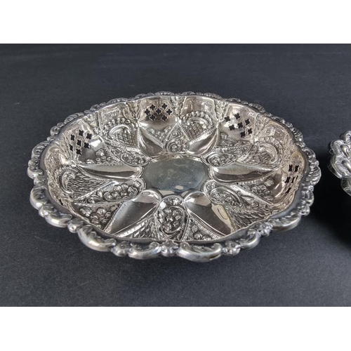 126 - An Edwardian silver bonbon dish, by Walker & Hall, Birmingham 1903, 11.5cm diameter, 64g; togeth... 