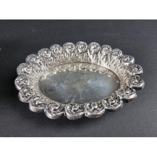 126 - An Edwardian silver bonbon dish, by Walker & Hall, Birmingham 1903, 11.5cm diameter, 64g; togeth... 