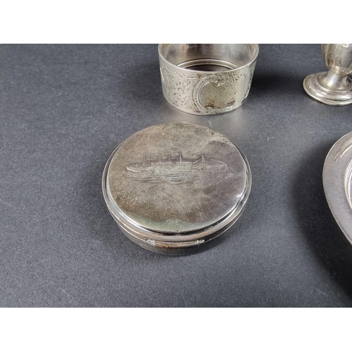 129 - A mixed group of silver items, to include three napkin rings, 163g. (8)