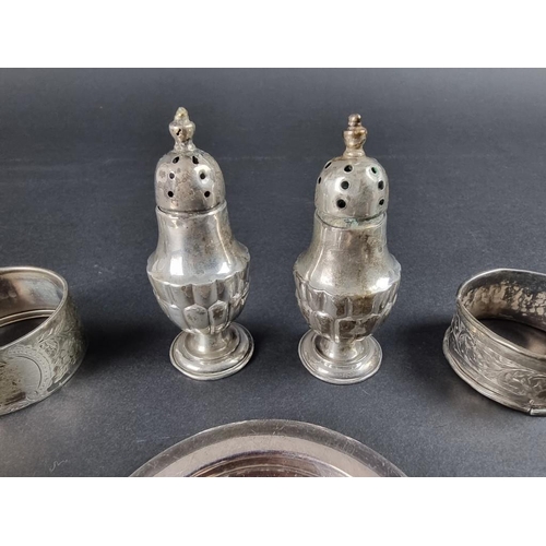 129 - A mixed group of silver items, to include three napkin rings, 163g. (8)