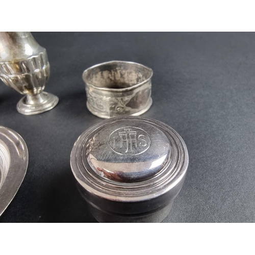 129 - A mixed group of silver items, to include three napkin rings, 163g. (8)