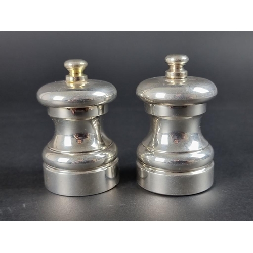 130 - A pair of silver salt and pepper grinders, by John Bull Ltd, London 2001, 5.5cm.