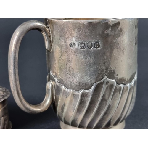 132 - A small Victorian silver mug, by William Hutton & Sons Ltd, London 1898, 8cm, 138g; together wit... 