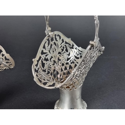 160 - A pair of silver bonbon baskets, by Henry Matthews, Birmingham 1912, 19cm to top of handle, 262g.... 