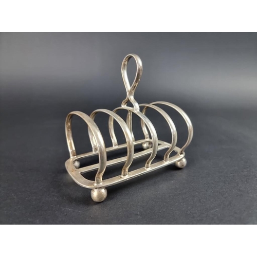 169 - A silver toast rack, by Mappin & Webb Ltd, Sheffield 1922, 11cm long, 196g.