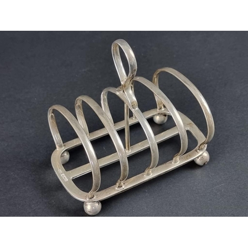 169 - A silver toast rack, by Mappin & Webb Ltd, Sheffield 1922, 11cm long, 196g.