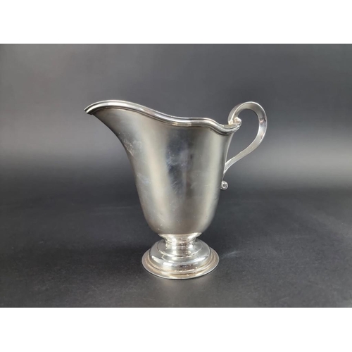 171 - An Edwardian silver jug, by Holland, Aldwinckle & Slater, London 1904, 16cm high, 371g.... 