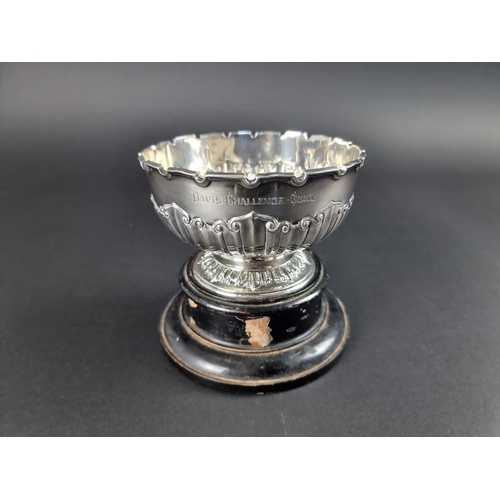 172 - A silver golfing trophy cup, by Atkin Brothers, Sheffield 1938, 11cm diameter, on socle, 156g.... 