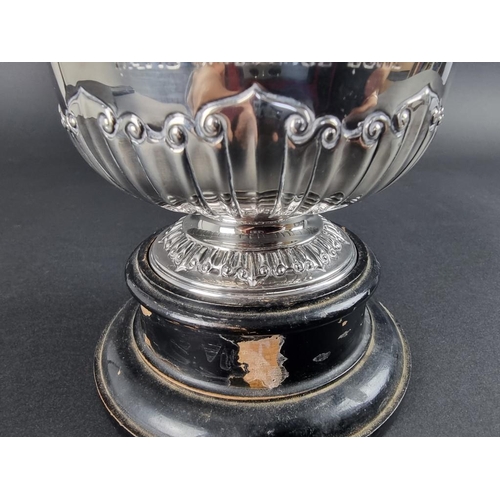 172 - A silver golfing trophy cup, by Atkin Brothers, Sheffield 1938, 11cm diameter, on socle, 156g.... 