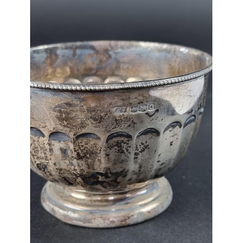 18 - A silver sugar bowl, by Viner's Ltd, Sheffield 1931, 11cm diameter, 153g.