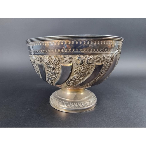 181 - A Victorian silver pedestal fruit bowl, by Josiah Williams & Co, London 1894, 24cm diameter, 860... 