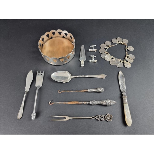 207 - A small quantity of plated and other metal items.