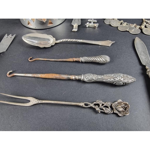 207 - A small quantity of plated and other metal items.