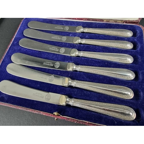 232 - A cased set of six silver handled tea knives, by Yates Brothers, Sheffield 1927; together with a sil... 