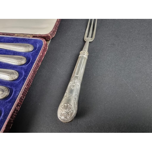 232 - A cased set of six silver handled tea knives, by Yates Brothers, Sheffield 1927; together with a sil... 