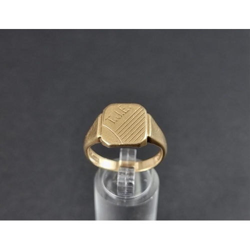 251 - A 9ct gold signet ring, 7.9g.