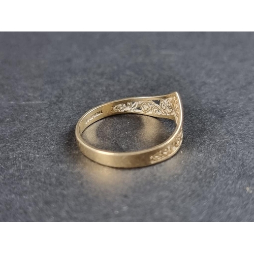 252 - A 9ct gold ring, 1.4g.