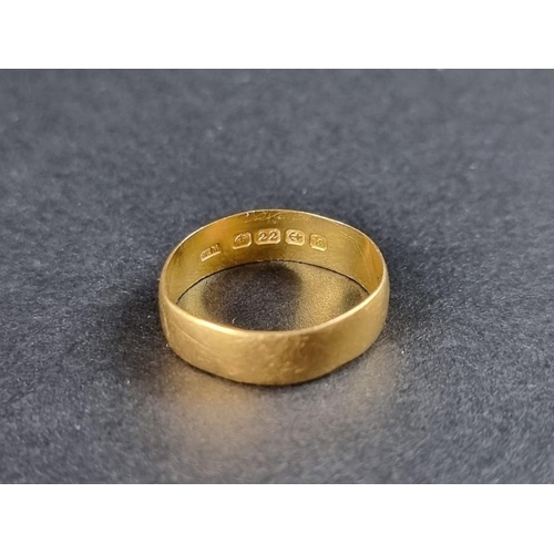 307 - A 22ct gold wedding band, 4.2g.