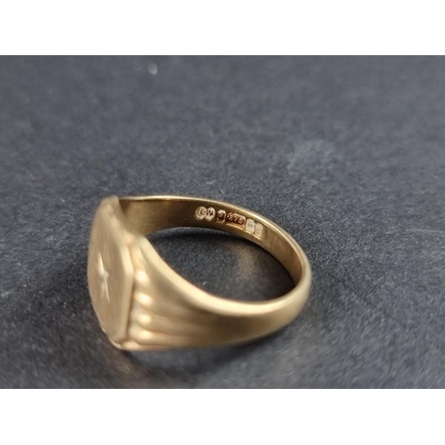 315 - A 9ct gold signet ring, set diamond to centre, size Q, gross weight 5.8g.