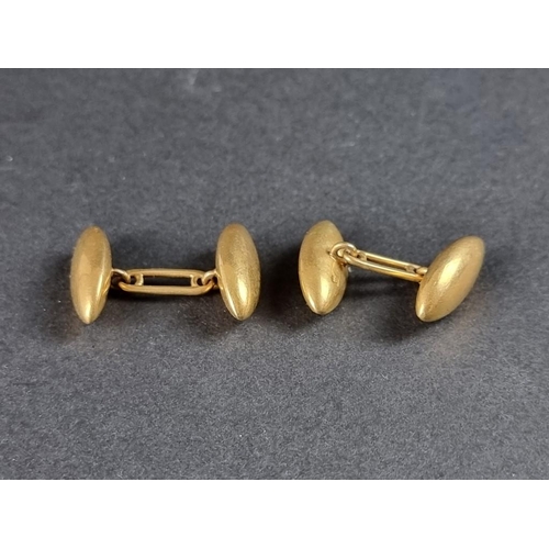 323 - A pair of Victorian yellow metal torpedo shaped cufflink, stamped 18, each head 19mm long.... 