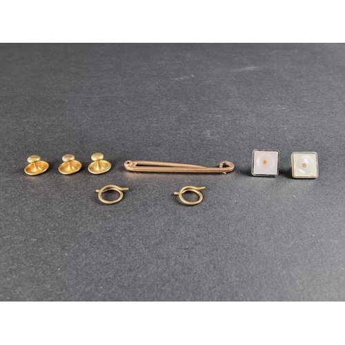 324 - A small quantity of yellow metal, comprising: a pair of 18ct gold dress studs, 1.3g; another dress s... 