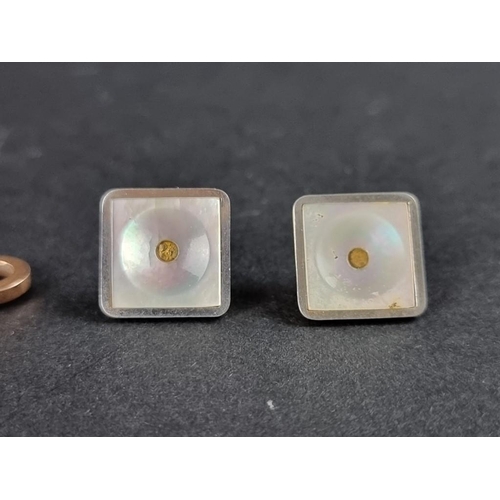 324 - A small quantity of yellow metal, comprising: a pair of 18ct gold dress studs, 1.3g; another dress s... 