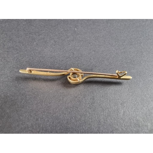 339 - A yellow metal and aquamarine bar brooch, stamped 15ct, 59mm.