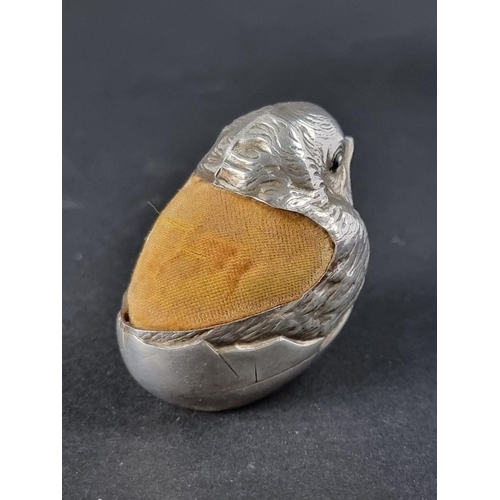 39 - An Edwardian silver novelty chick pin cushion, by Sampson Mordan & Co Ltd, Chester 1907, 4cm tal... 