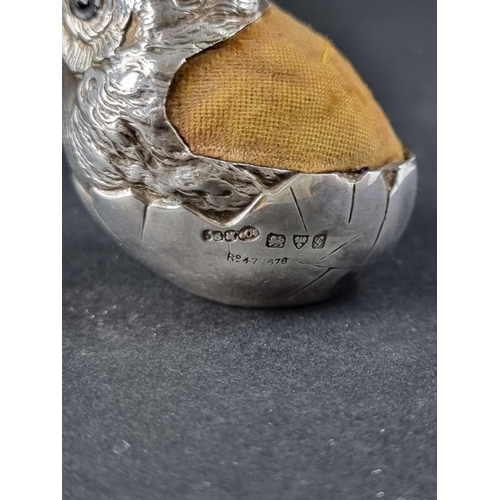 39 - An Edwardian silver novelty chick pin cushion, by Sampson Mordan & Co Ltd, Chester 1907, 4cm tal... 