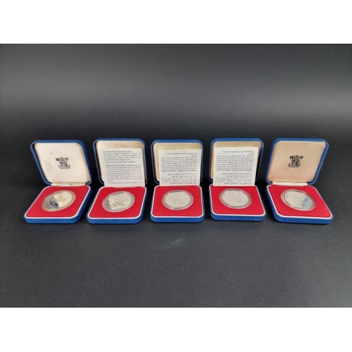 512 - Coins: five 1977 Elizabeth II Silver Jubilee crowns, boxed.