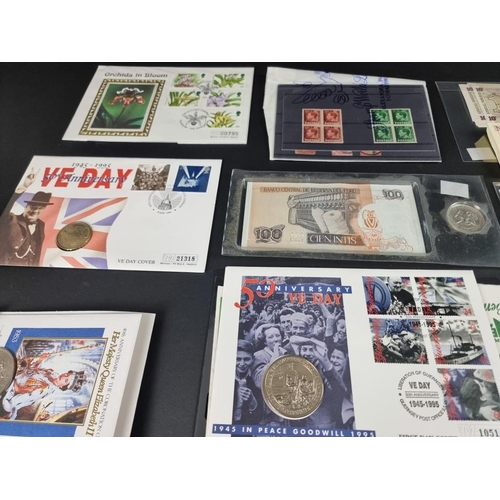 514 - Coins: a quantity of coin covers, FDCs, stamps and banknotes.