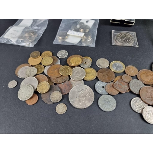 516 - Coins: a quantity of UK and world coins and banknotes.