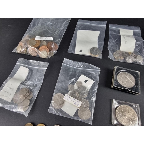 516 - Coins: a quantity of UK and world coins and banknotes.