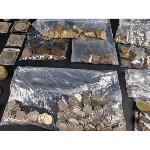 529 - Coins: a quantity of UK and world coins.