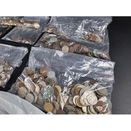 529 - Coins: a quantity of UK and world coins.